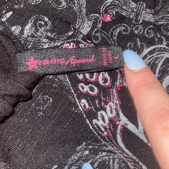 Black and pink tshirt with sequin shoulders size Lg - Picture 3 of 3